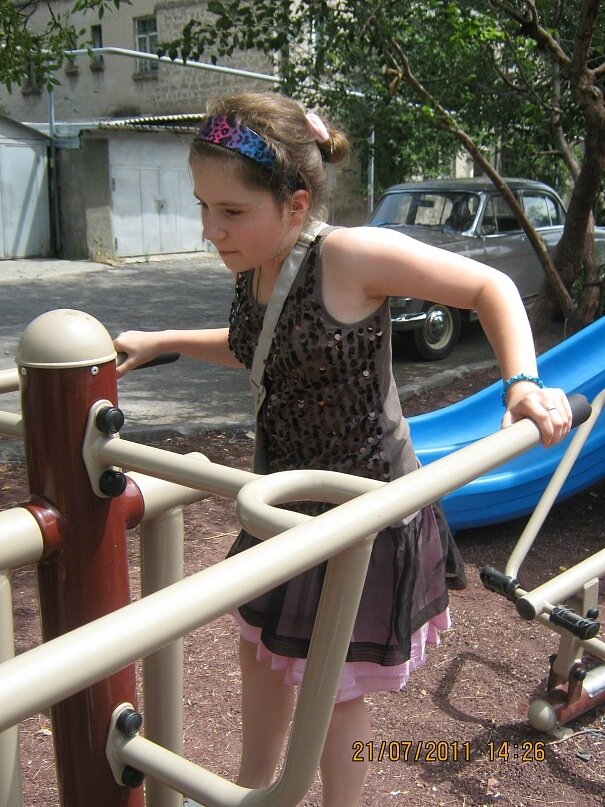 Лаура во дворе на Тиграняна