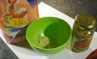 Берём чеснок, горчицу и майонез