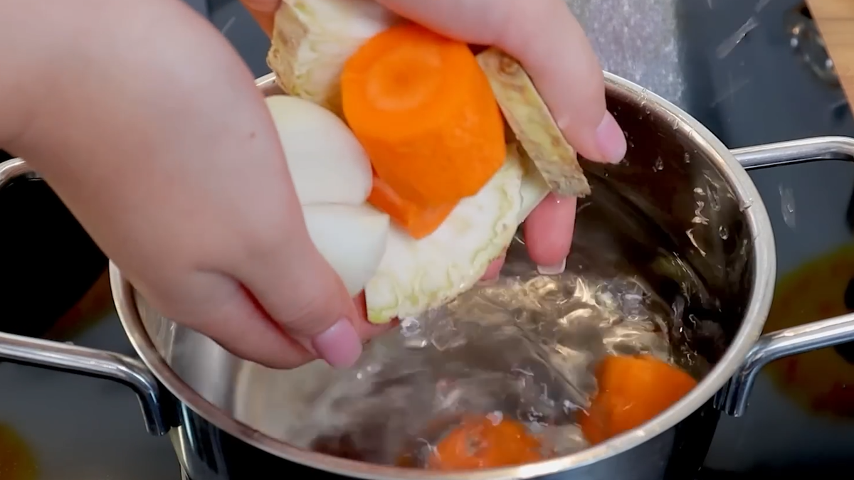 1/2 моркови. 1/2 луковицы. Сельдерей. 