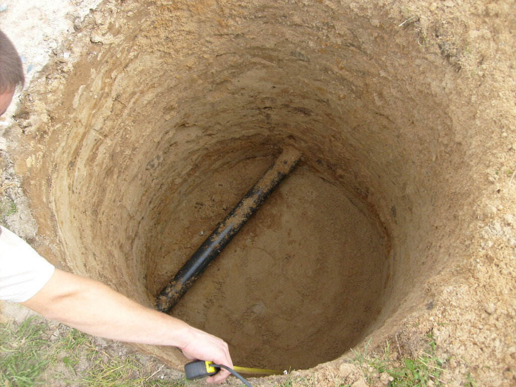 Колодец может быть выкопан всего за день. Это большой плюс варианта с бетонными кольцами, поскольку некоторые другие разновидности колодцев более трудоемки и могут потребовать на организацию несколько дней.