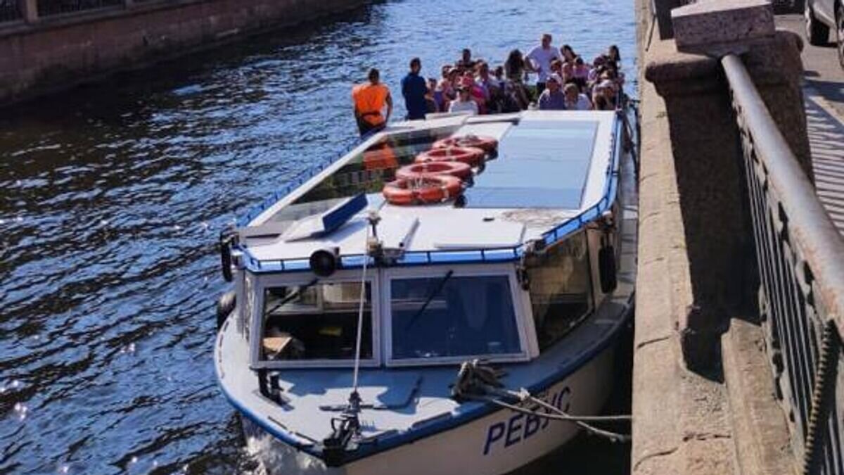    Столкновение прогулочного теплохода "Ребус" с маломерным судном в Санкт-Петербурге© Фото : Северо-Западная транспортная прокуратура/Telegram