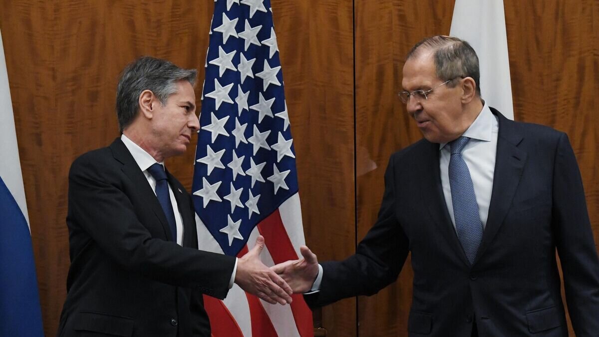   Министр иностранных дел РФ Сергей Лавров и государственный секретарь США Энтони Блинкен во время встречи в Женеве© РИА Новости / Павел Бедняков