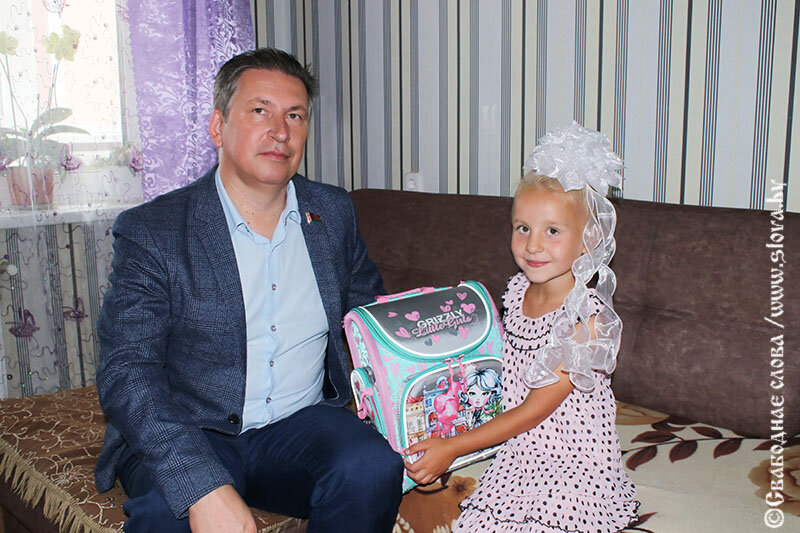 Без пяти минут первоклассница Маргарита осталась довольна подарком сенатора Андрея Шишкина.