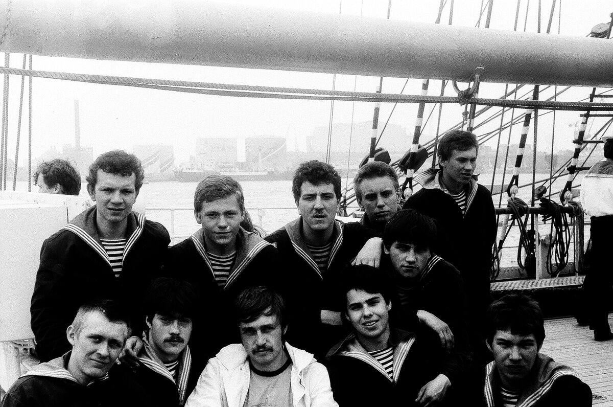 Серёжа Березенко стоит крайний слева. Фотография 1984 года, на УПС “Седов”.
