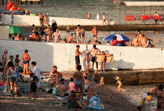    Отдыхающие на набережной Гурзуфа в Крыму