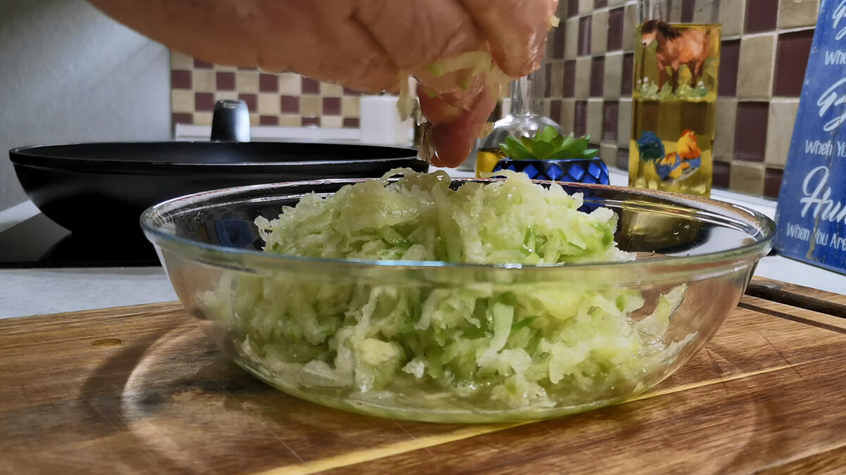 Оба салата готовим на основе одного и того же набора очень простых продуктов. Разница всего в одном и не в самом главном ингредиенте. Меняем его и получаем два совершенно разных салата.-8