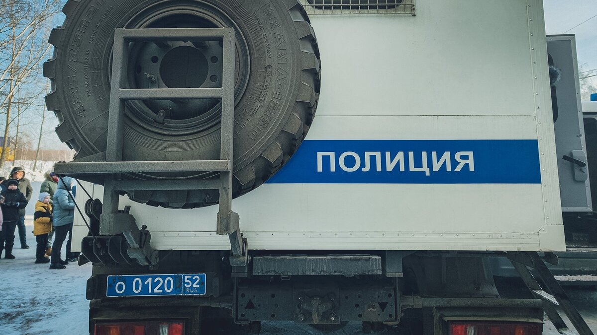     Полицейские задержали обнаженного мужчину, разгуливавшего по улице во Владивостоке. Местные жители искренне поблагодарили стражей правопорядка в соцсетях.