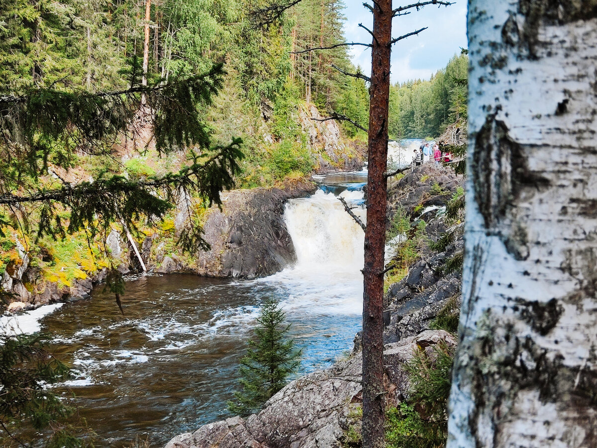 Кивач ‒ еще один знаменитый водопад Карелии. Он тоже находится в русле реки Суны. 

Это равнинный водопад. Высота его порогов немного не достигает 11 метров