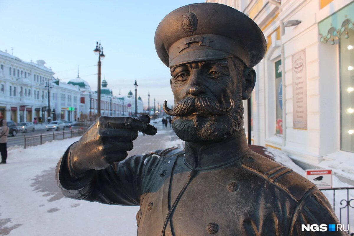 Скульптура на улице Ленина в Омске залихватски подкручивает ус, грозя Новосибирску логистическим потенциалом Омской области. 
Фото: Стас Соколов