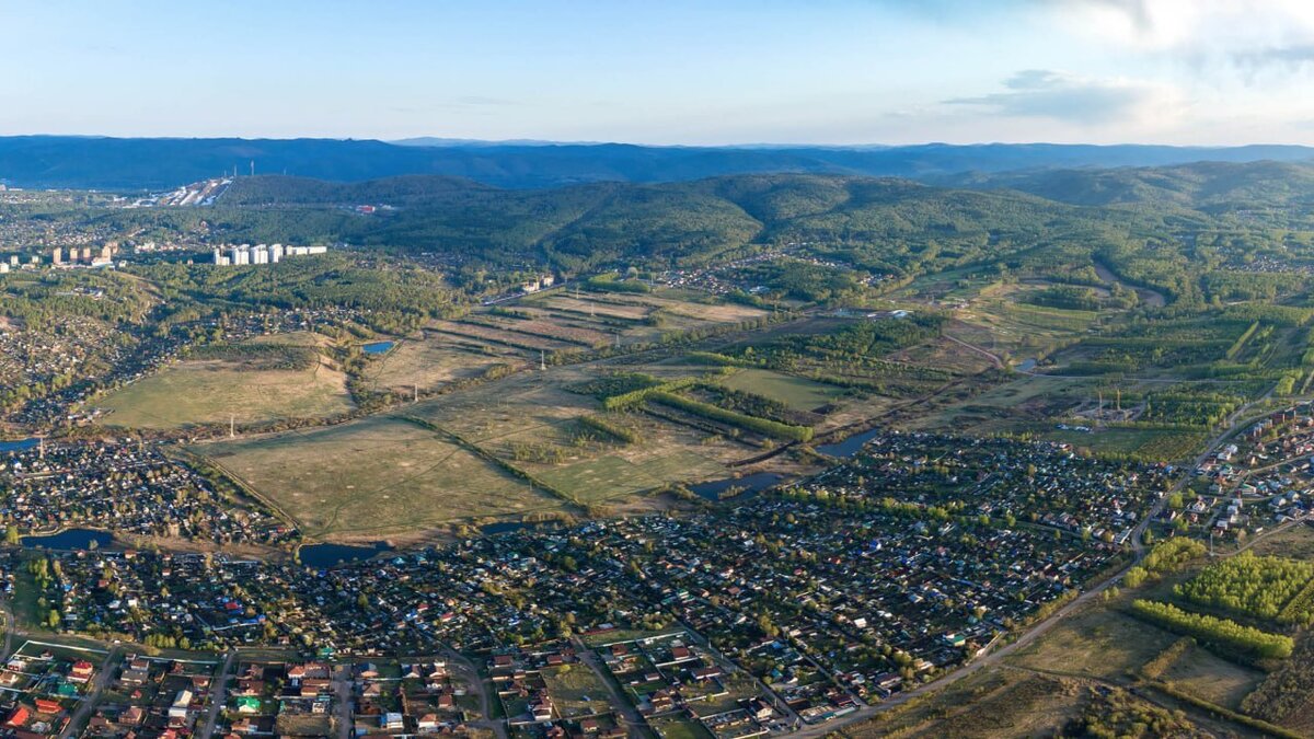     Все эти поля вскоре порастут новыми домами, а посередине пройдет четырехполосная трасса