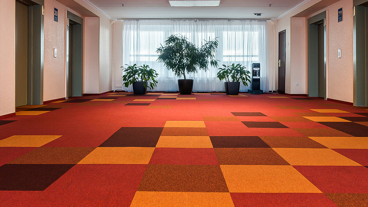 Еще один фактор, влияющий на аккуратность монтажа, — качество подготовки основания. Лучше всего монтировать ковровые плитки на выровненный предчистовой пол, поскольку неровности сделают стыки заметными