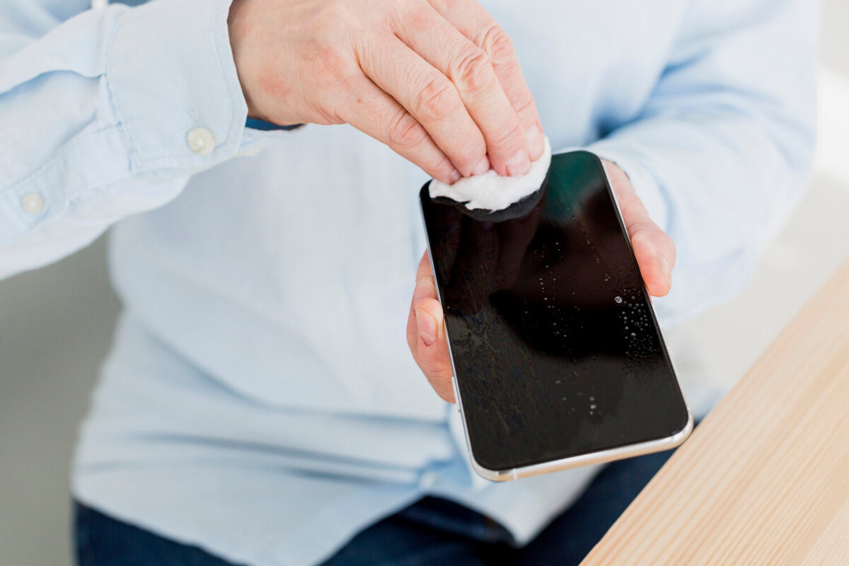     Рука не дрогнет: как правильно приклеить защитную пленку на телефон. Объясняем на пальцах!