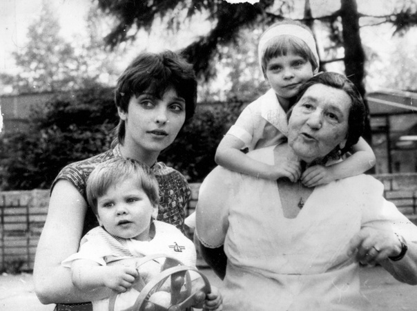 Наталья с матерью, братом Володей, названным в честь дедушки, и бабушкой