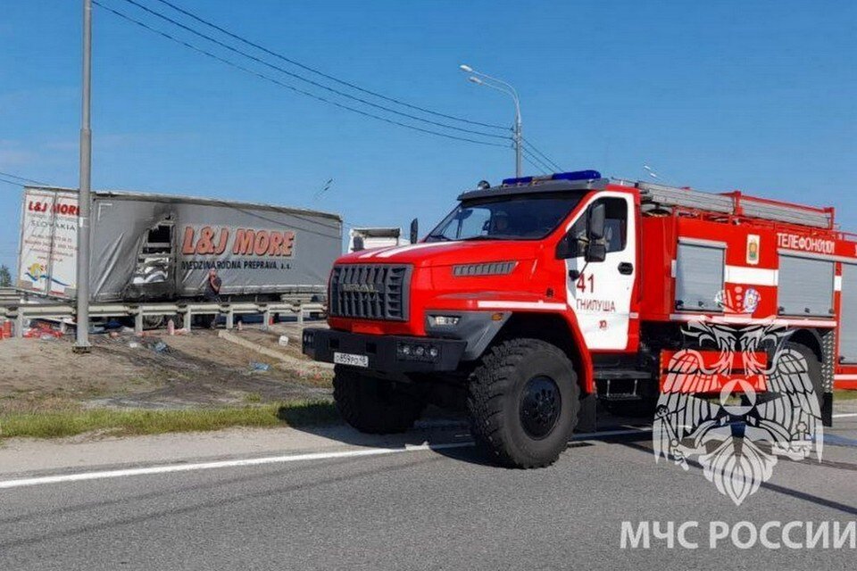    На трассе "Дон" загорелся грузовик с полуприцепом Пресс-служба ГУ МЧС Липецкой области.