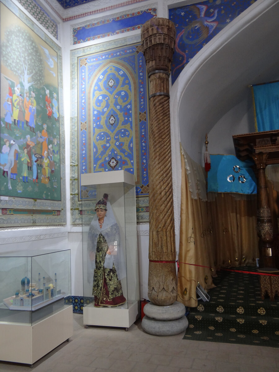 Колонна XIV века в мемориальном музее Амира Тимура в Шахрисабзе