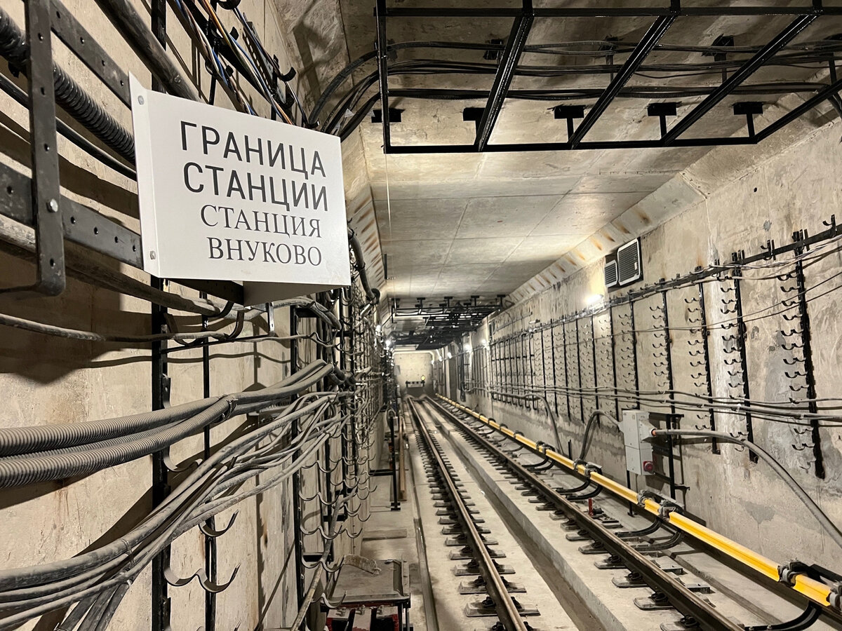 вход в метро аэропорт
