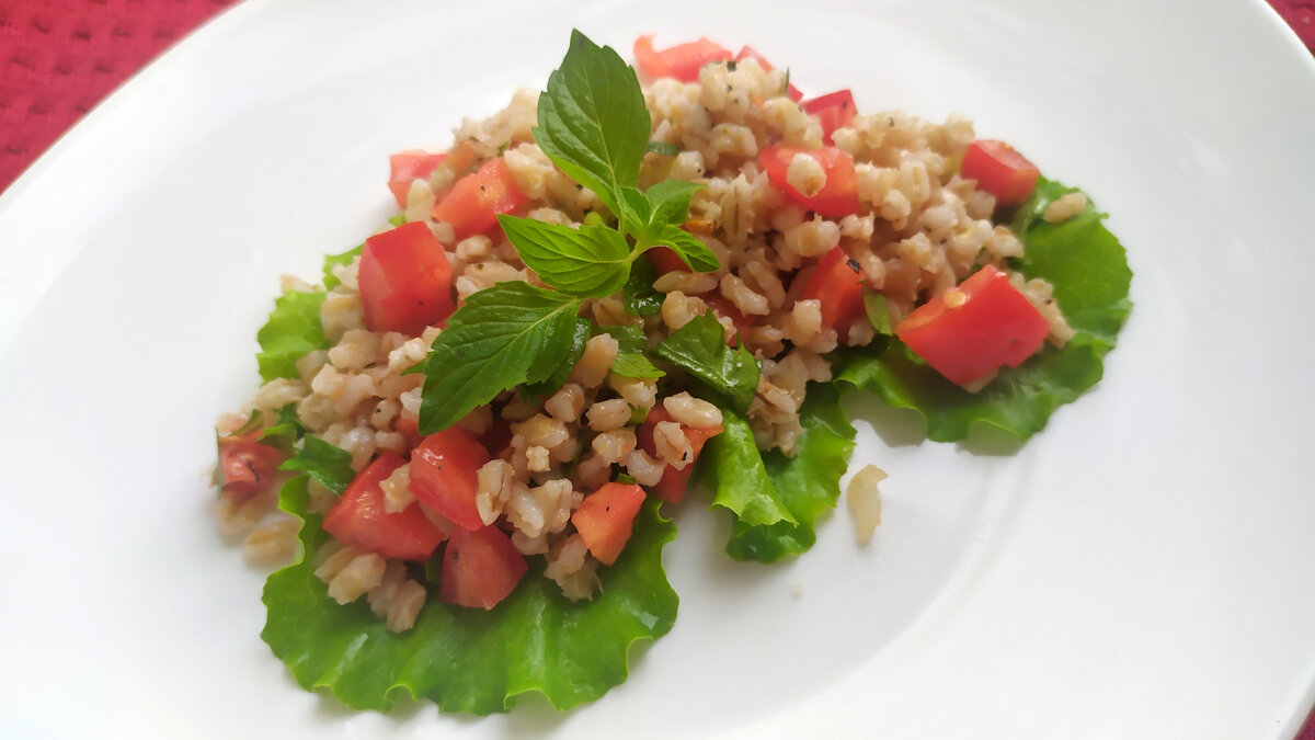 Легкий питательный салат с перловой крупой: получилось неожиданно вкусно и  оригинально - простой рецепт для вас | Вкусная копилка: рецепты для  начинающих | Дзен