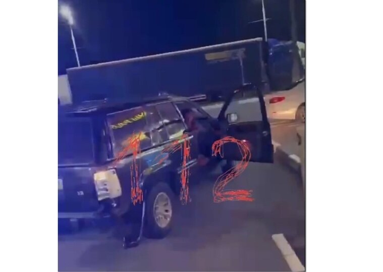     Чтобы остановить машину трассу перекрыли автобусом. фото ТГ 112