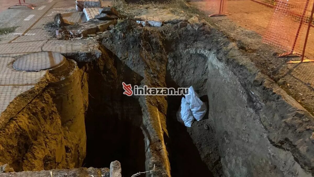     В Казани на перекрестке улиц Побежимова и Челюскина сотрудники «Водоканала» огородили место очередного прорыва. Об этом Inkazan сообщила читательница по имени Виктория.