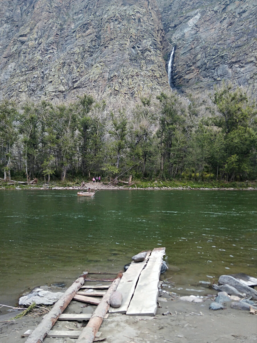 Переправа. Чтобы позвать лодочника, на дереве висят железки