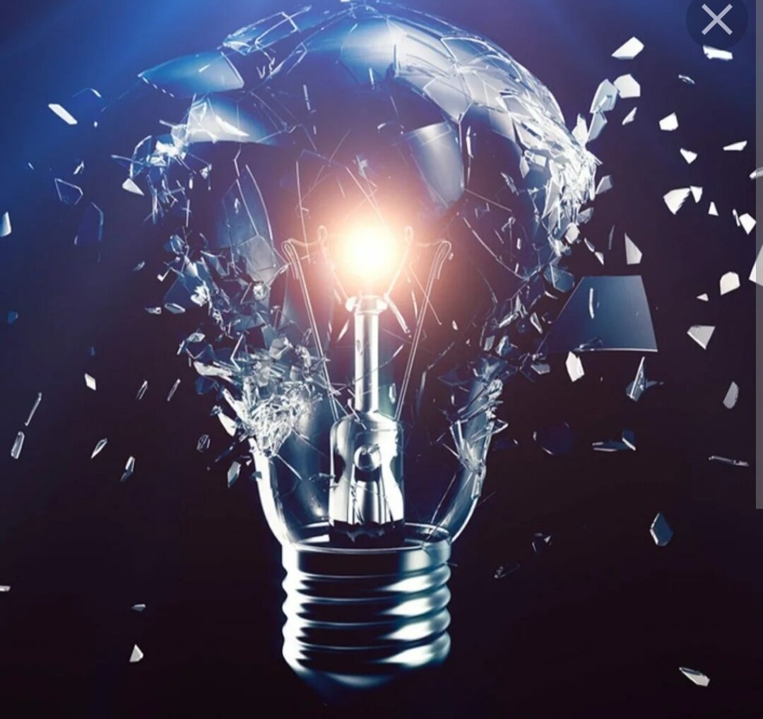 Взрыв лампочки. Разбитые лампочки. Лампочка разбилась. Разбитая лампочка на черном фоне. Разбитая лампочка.