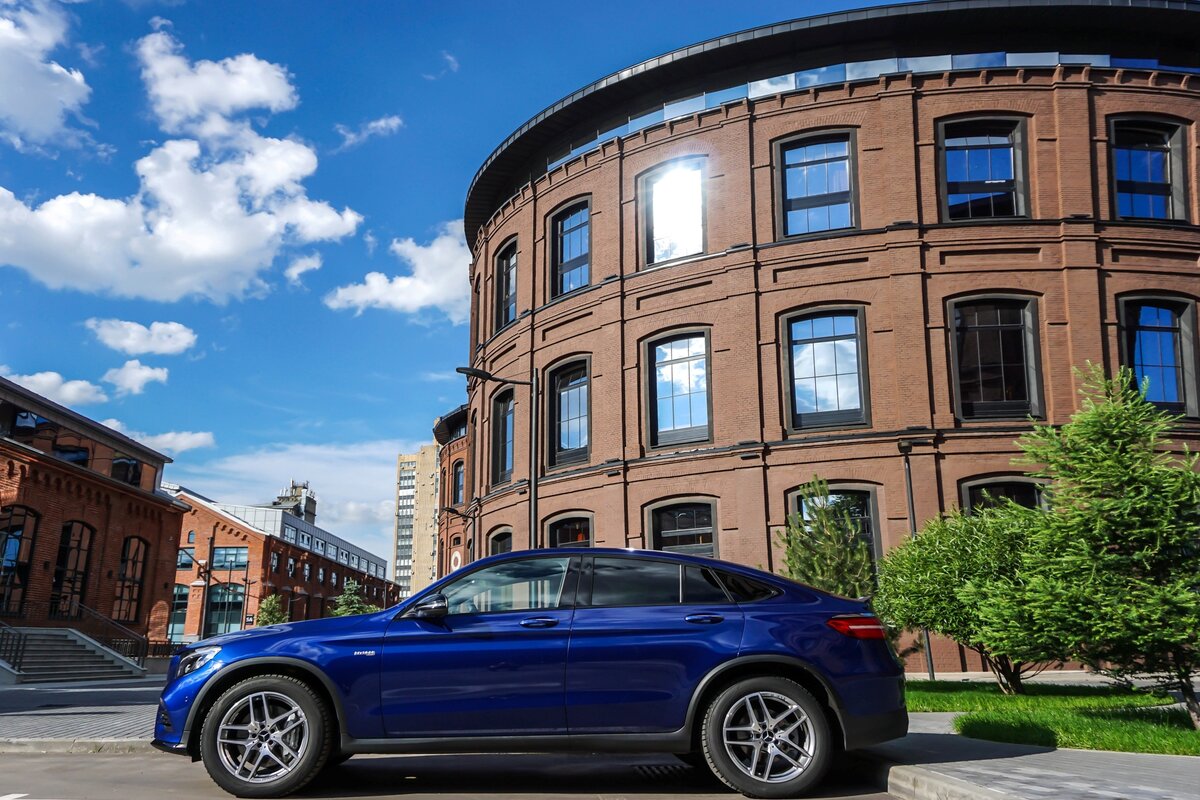 Короткие свесы и покатая крыша придают стремительности 