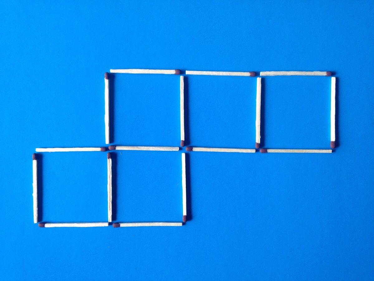 восемь бумажных квадратов 2х2 последовательно выкладывали на стол