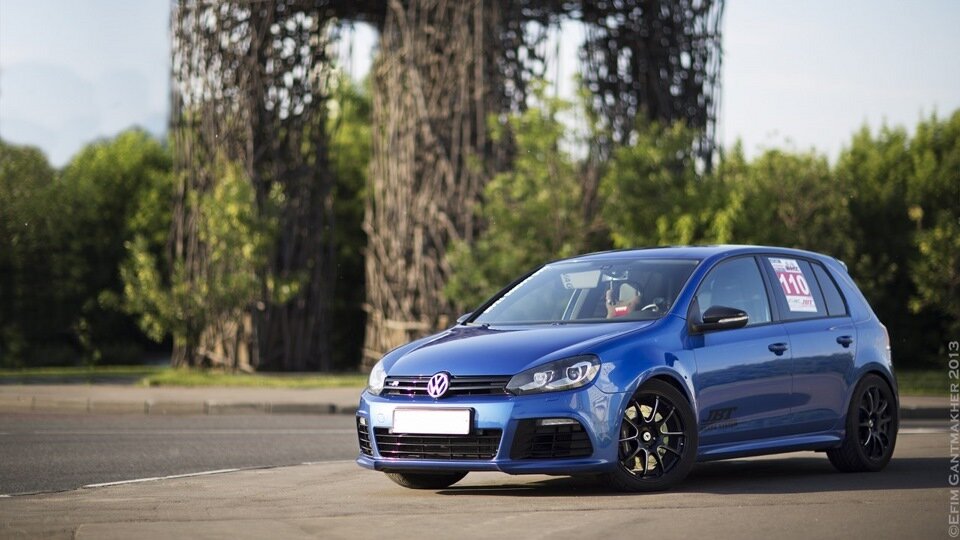 Пожалуй, самых лютый и бешеный Golf R Mk6 из всех, в которых мне приходилось сидеть, некогда принадлежавший нашему товарищу Илье Apof. В нем как раз стоял упомянутый метанол. А вообще, у меня ногти отросли, пока я прочитал весь спек-лист.