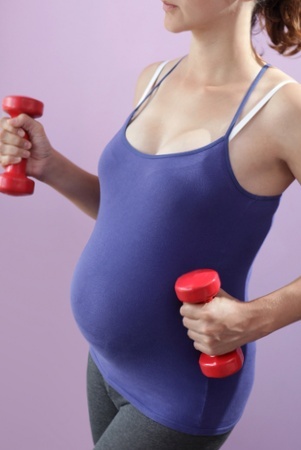 Многие утверждают, что роды могут спровоцировать различные травяные настойки, но с ними стоит быть особенно внимательными. Во-первых, у некоторых людей внезапно может оказаться аллергия на некоторые растения в составе травяных чаев, а во-вторых, не все травы одинаково полезны для ребенка .