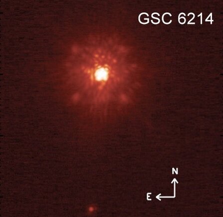 Рисунок 1. Спутник GSC 6214-210 b показан внизу фотоснимка, а наверху - звезда, вокруг которой он обращается. Фото: M. J. Ireland и соавт.