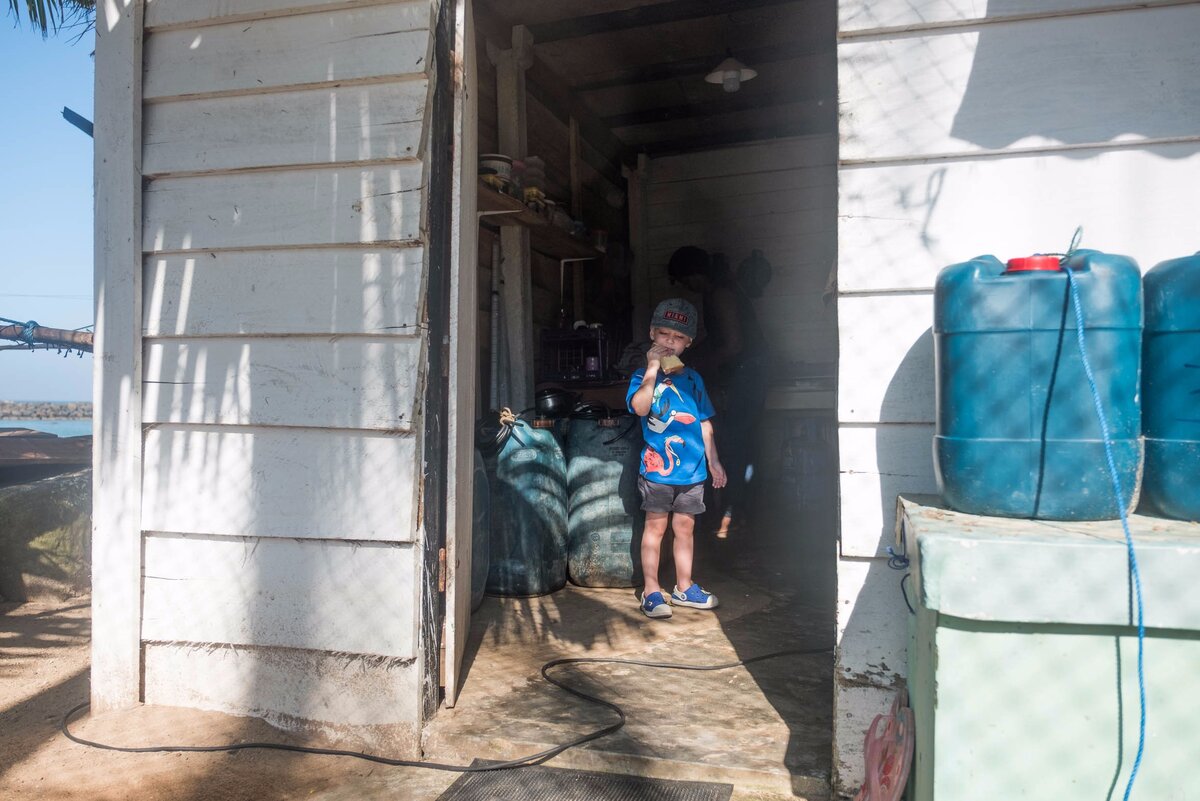 и вот уже через минуту его жена дает Саше булку, которую он с удовольствием грызет 