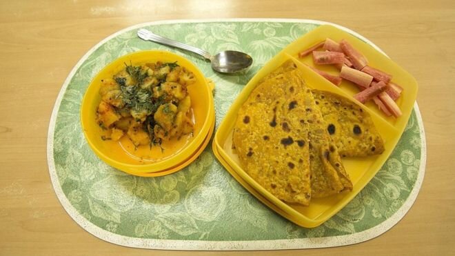 Салат из моркови, масала рту и картофель сука Бхаджа