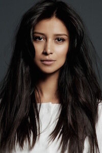 Актриса занялась йогой в воздухе.