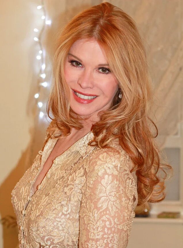 Эта американка вошла в историю как женщина, сделавшая самое большое в мире количество пластических операций. В возрасте 30 лет Синди глубоко переживала расставание с любимым мужчиной и психологические травмы, которые тот ей наносил, называя девушку толстой, некрасивой и несексуальной. 
Затем Синди получила большое наследство, и вот тут девушка всерьёз решила заняться собой. Чего  только она не делала со своим телом: подтяжки лица, липосакция, пластика век, носа, подбородка, увеличение груди, удаление рёбер и многое другое. 
Так смогли ли такие издевательства над собой принести девушке счастье? Можно сказать, что да. Американка выпустила книгу под названием "Живая Барби" и после этого стала невероятно знаменитой. А сейчас она является официальным лицом клиники пластической хирургии.