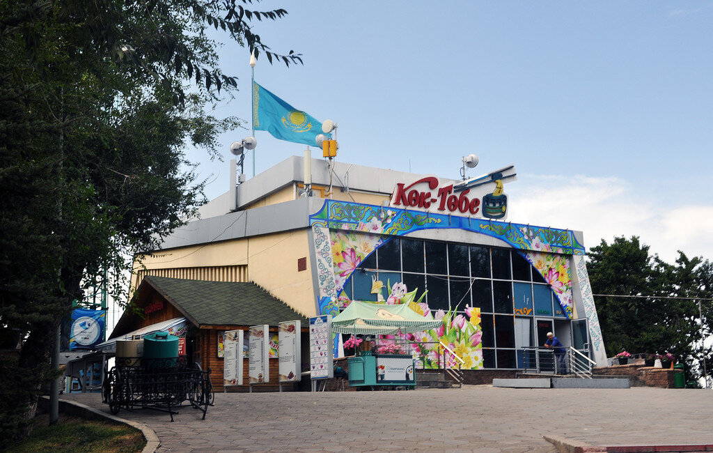 1. Верхняя станция канатной дороги с обзорной площадкой... На площадке также имеются электронные бинокли, через которые можно полюбоваться городом.

