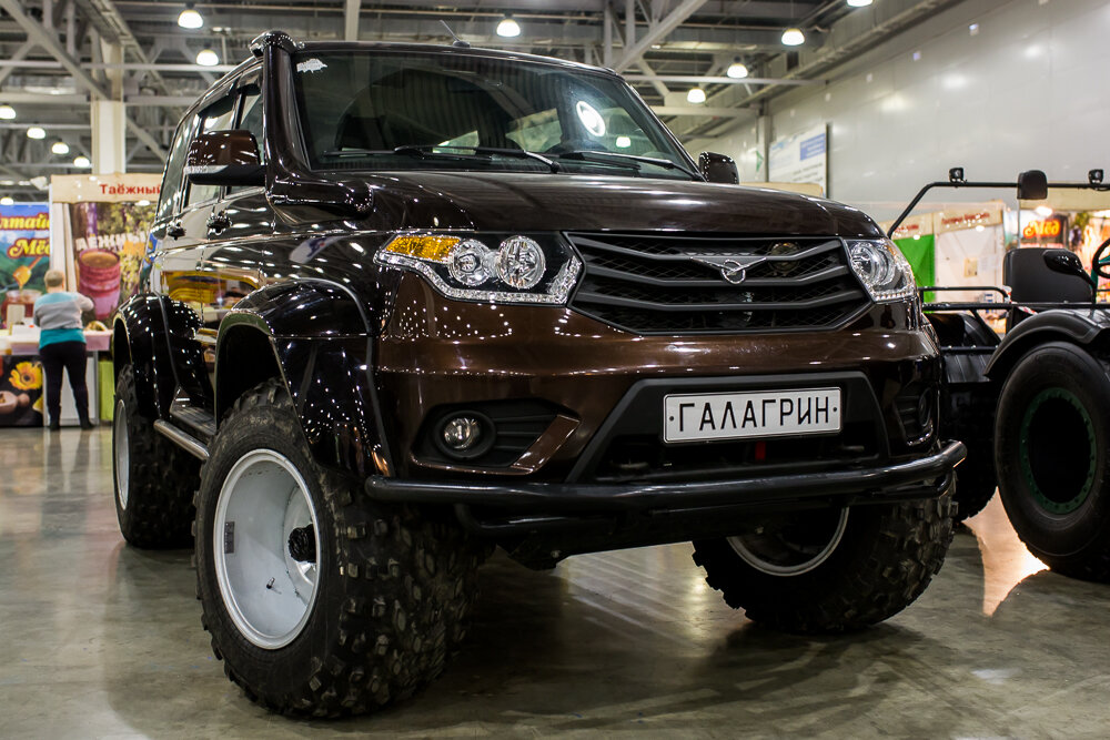 
 Развитие внедорожного движения в России находится на таком уровне, что об отдельных выставках в формате 4х4 неприходится даже мечтать. Наш уровень это уголок в разделе охоты и рыбалки, потому что полный привод и тюнинг для него к охотникам и рыболовам хоть чуть-чуть ближе чем пряжным, вышивальным и прочей кройке и шитью...