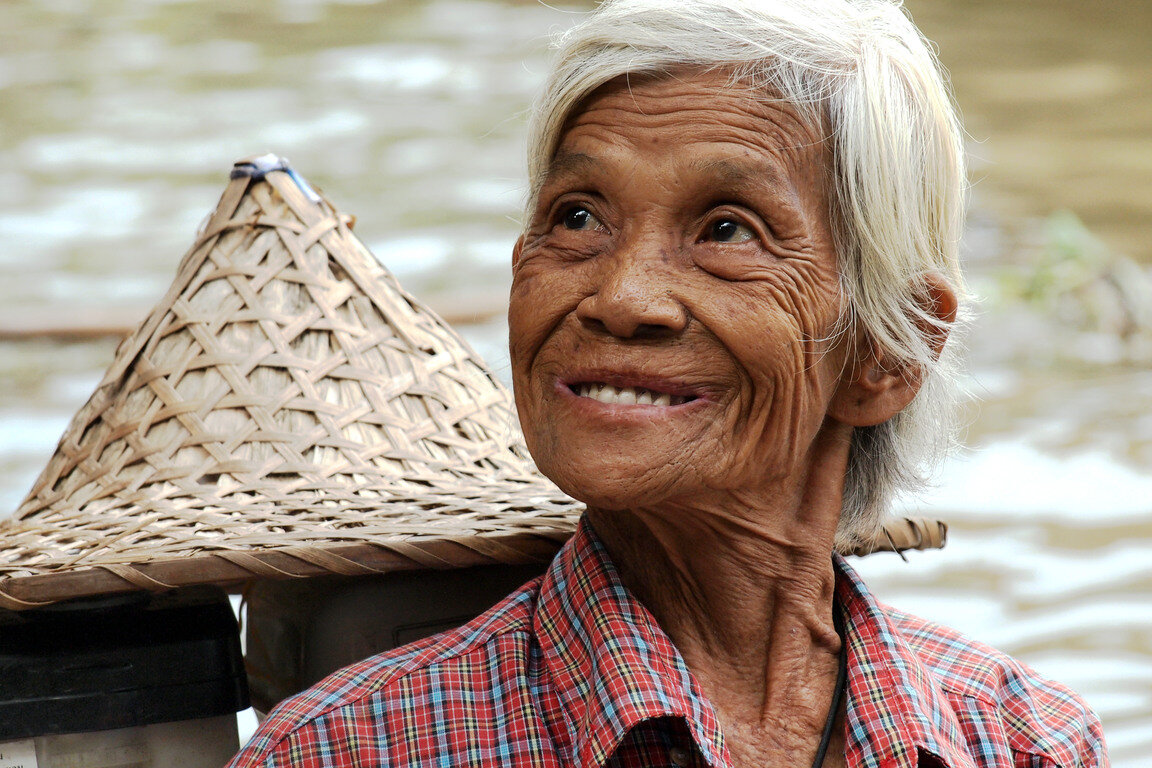 Тайцы отзывы. Тайланд бабушка. Старая тайка. Тайки в старости. Тайцы улыбаются.