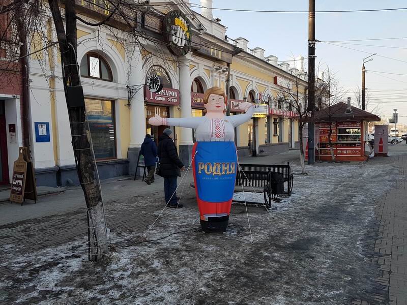  Вот такая милая тетушка на Кировке зазывает гостей в ресторан «Родня».
