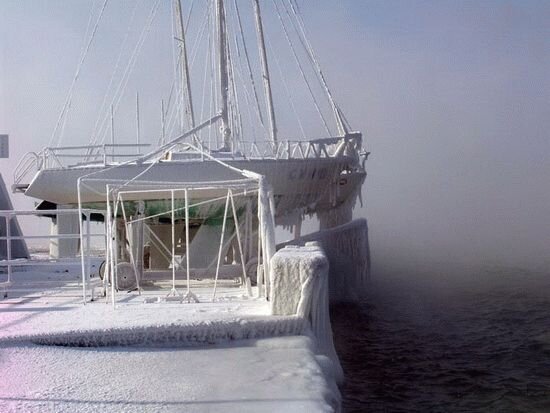 Мороз сковал зимующие на берегу суда.
