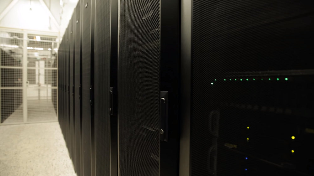 Скриншот из видео о дата-центре Xelent, где размещается оборудование 1cloud