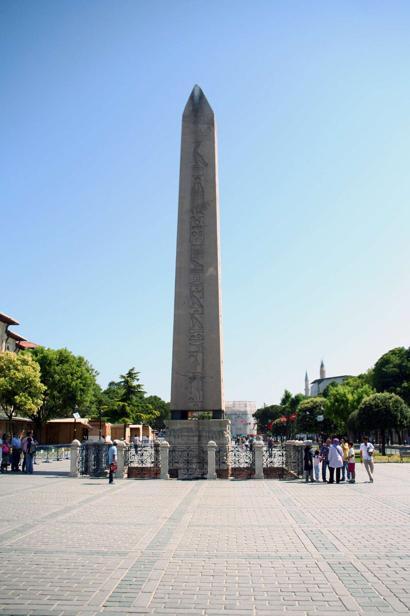 Обелиск феодосия (египетский обелиск). Султанахмет площадь египетский обелиск. Султанахмет площадь египетский обелиск. Обелиск феодосия султанахмет. Площадь ахмедие стамбул.
