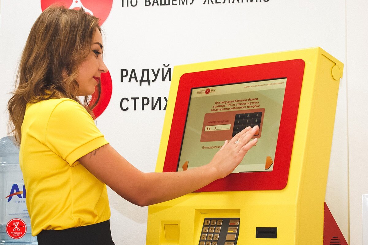 В терминале «Стрижка Shop» клиент выбирает и заранее оплачивает услуги наличными или по карте 