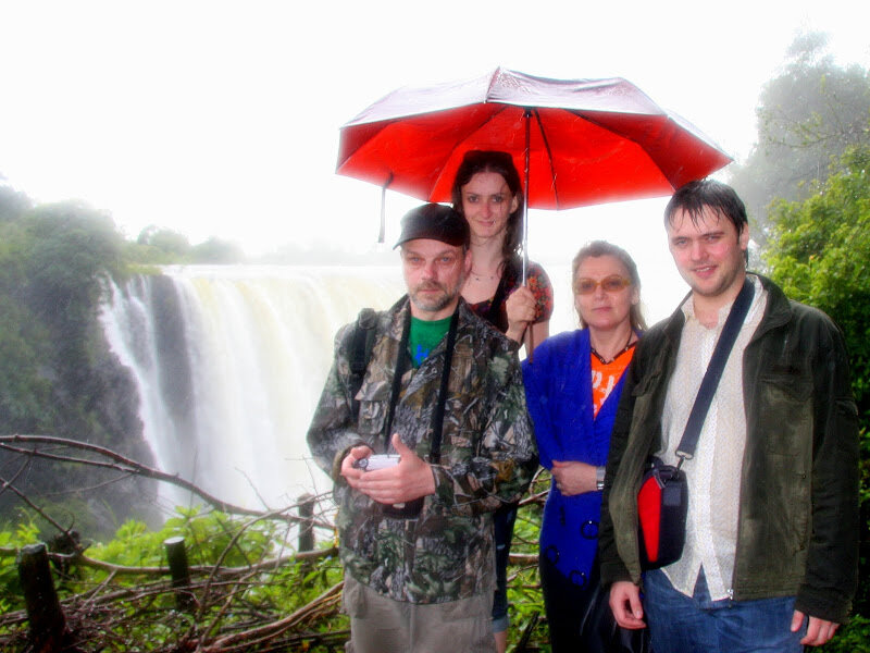  

И действительно... Всего пара десятков километров до границы, безвизовый режим, а оттуда почти рукой подать (около 70 км) до этого чуда... Реальность оказалось же намного сложнее, так как въехать на арендованной в ЮАР машине через Ботсвану в Зимбабве стоило определенных денег... Но оно того стоило. Правда, вначале мы чуть не уехали вместо Зимбабве в Замбию... Но 
это совсем другая история.. 

Итак, водопад Виктория... Пробежались мы здесь галопом по Европам, но посмотреть и ощутить смогли почти всё. Фотографировать там было почти невозможно, так как водяная пыль от водопада откладывается моросью и дождем, причем со всех сторон сразу. Водяная взвесь висит в воздухе, создавая то ли туман, то ли водую завесу, грохот бъет в уши... Поэтому за качество и количество снимков прошу сразу простить... Хотя многие из них (как и визуальные впечатления) будят в воображении кадры из фильма "Аватар"...
