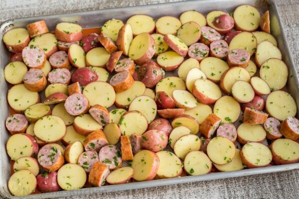 Запеченный картофель с колбасой и сыром в духовке простой рецепт пошаговый