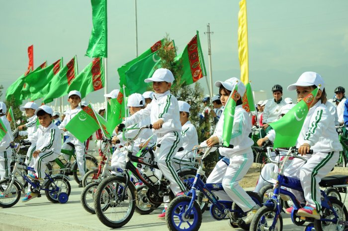 Туркменистан 2017 год. Saglyk Туркменистана. Гурбангулы Бердымухаммедов на велосипеде. Ашхабад Saglyk Yoly. Велосипедный спорт Turkmenistan.