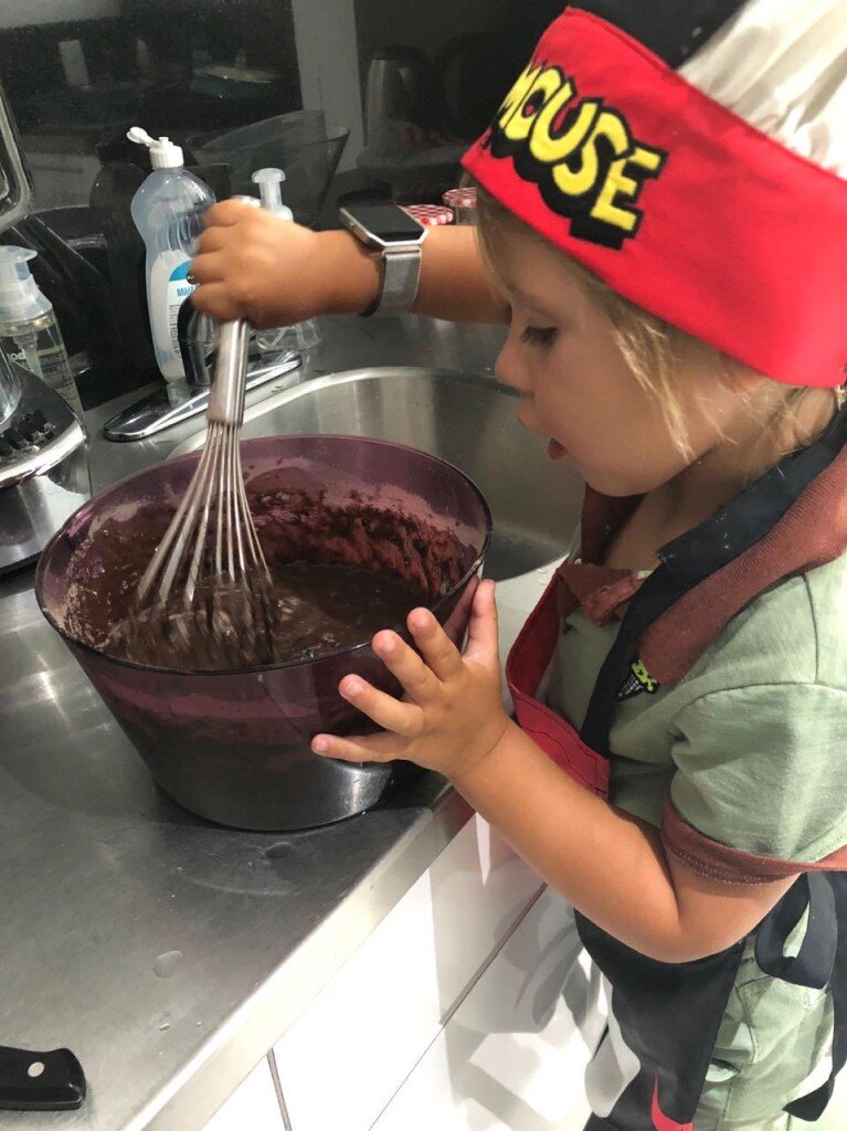 
Какой день рождения без праздничного торта? Ваня принимает активное участие в готовке. 