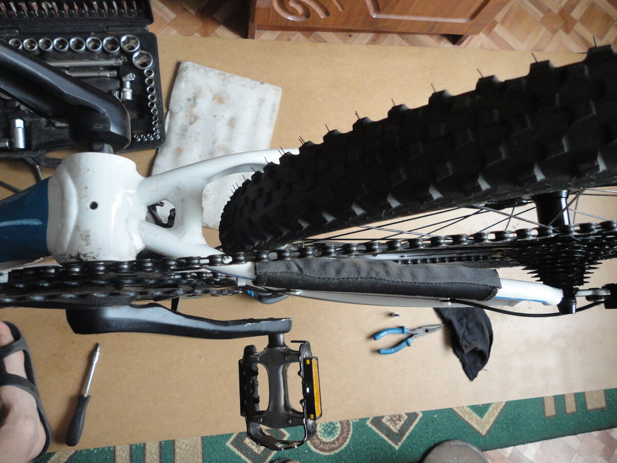 Для начала выставляем передний переключатель на самую малую звезду, а задний на самую большую.