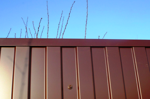 Парапет. Используют при кирпичном заборе. Защищает кладу от осадков и разрушения.
 