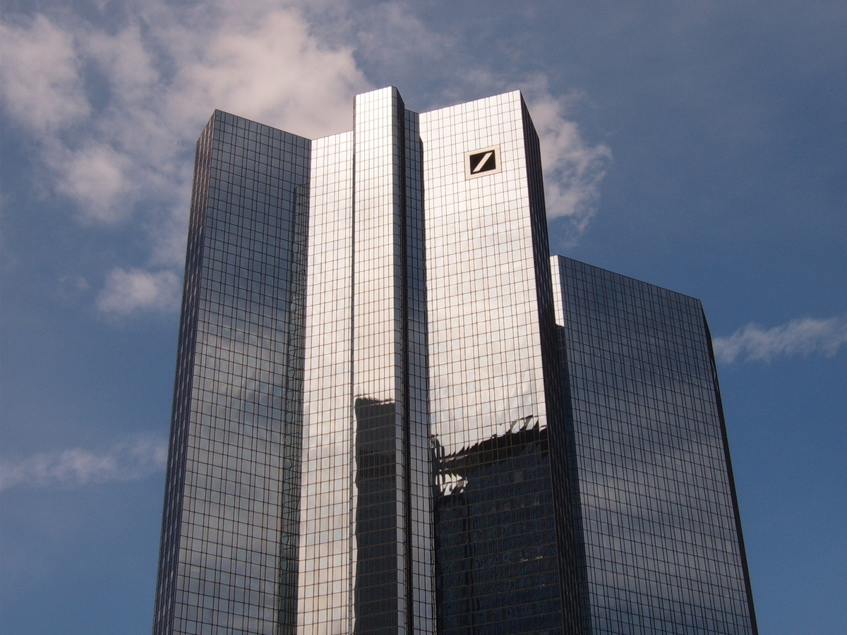 Согласно заявлению представителя пресс-службы Deutsche Bank, руководство банка планирует перевести значительную часть клиринговых операций из Лондона во Франкфурт. Данное решение было принято из-за приближающейся даты официального выхода Британии из ЕС.