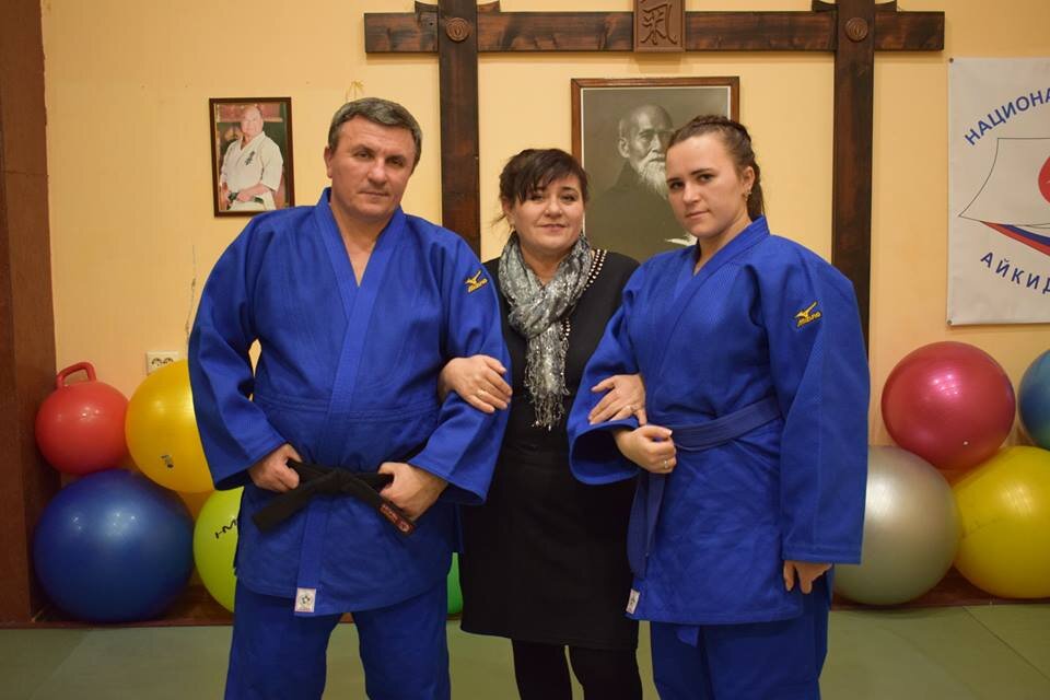 В августе надо говорить о детях. Лето заканчивается, в школах сейчас пойдут августовские педсоветы, на носу — начало учебного года. Какими мы хотим видеть своих детей? Здоровыми, сильными, умными. Мы хотим, чтобы воспитанием и здоровьем наших детей занимались самые лучшие, самые опытные, самые ответственные люди. К счастью, такие люди в Севастополе есть. С Аидой Менановой мы говорили о том, как можно помочь больным деткам. С Максимом Виноградовым речь шла о том, как можно помочь деткам технически одаренным. С Владимиром Исаковым мы говорим о самых первых шагах ребенка в спорте. 